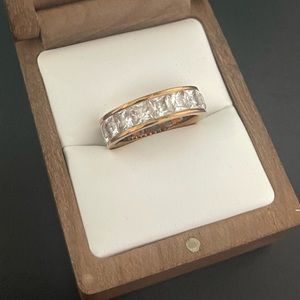 Michal Kors Ring - Gold and Gems